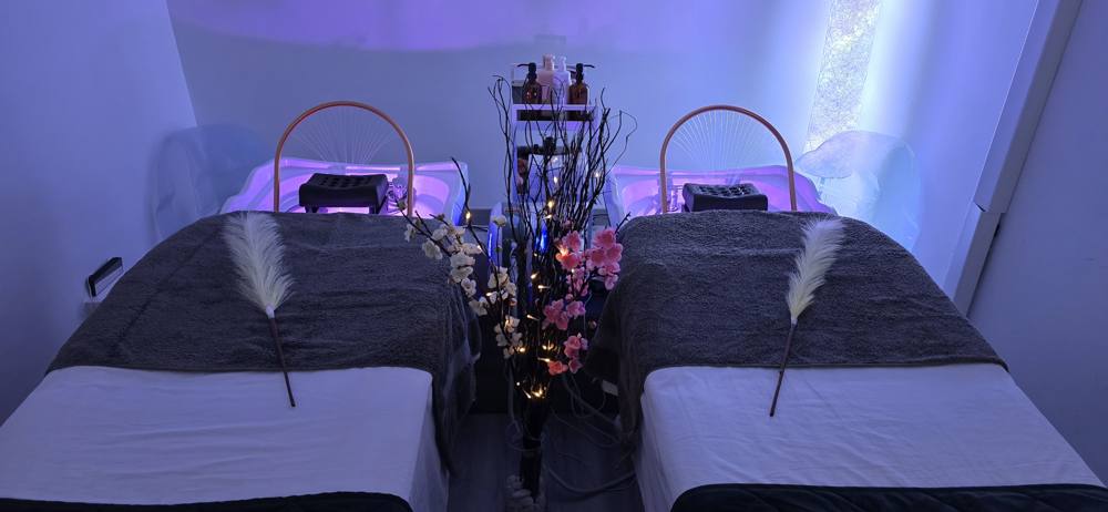 Sala de spa capilar con dos camillas y arcos