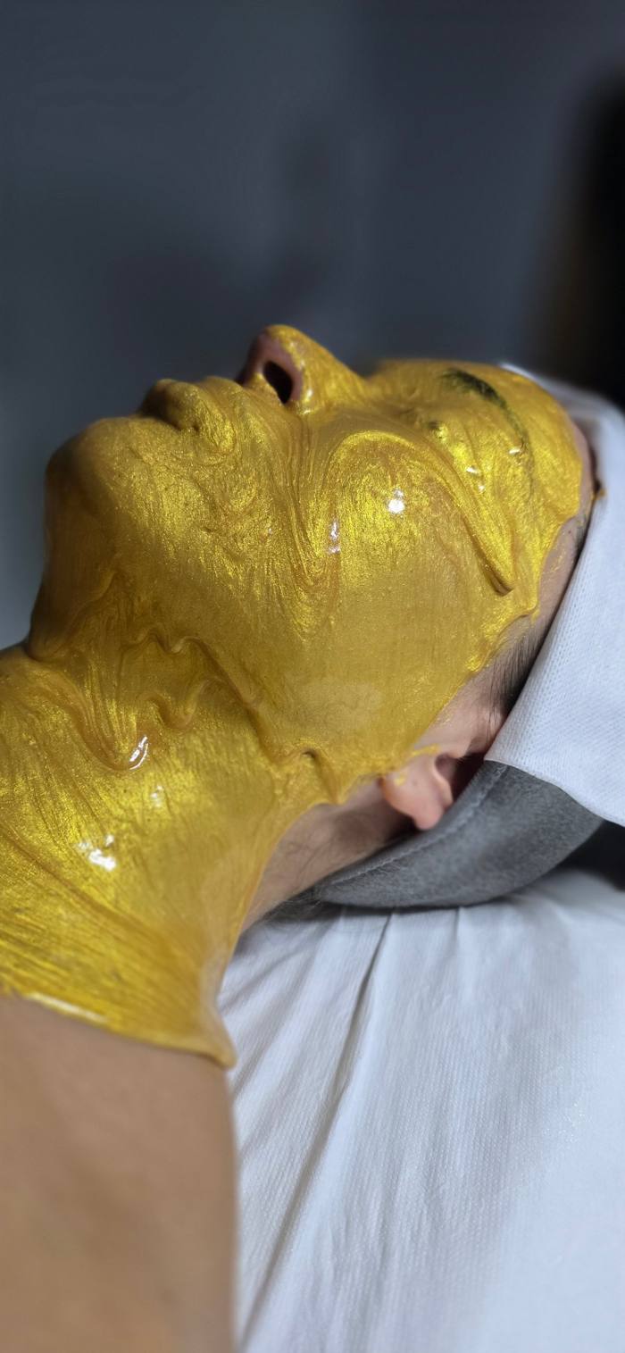 Mascarilla facial de oro Casmara Gold sobre el rostro y el cuello