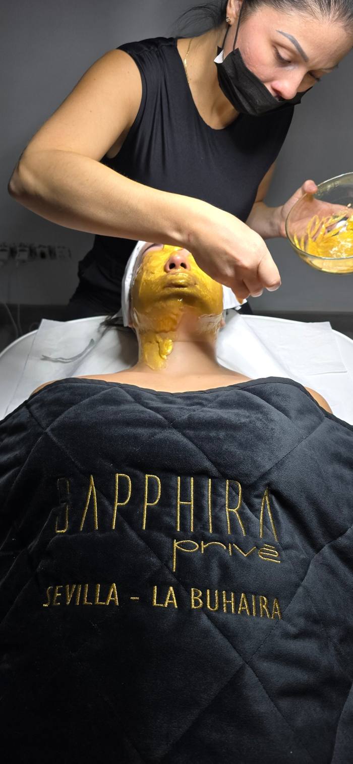Aplicación de la mascarilla Casmara Gold en cabina Sapphira Privé