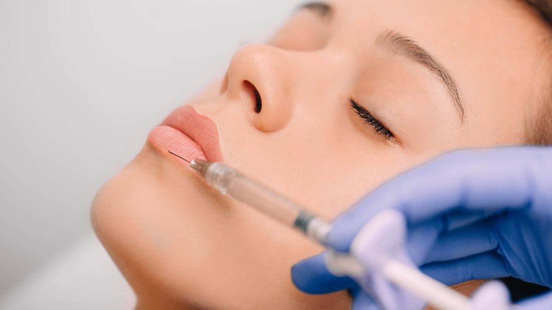 Valoración médica de labios en consulta de medicina estética