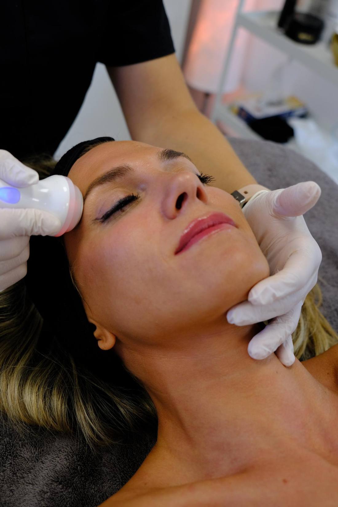 Tratamiento facial con aparatología en cabina