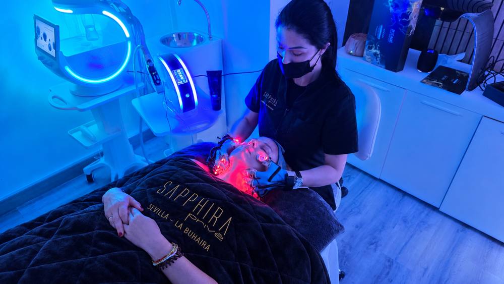Tratamiento facial con TACTUM PRO MAX en cabina Sapphira Privé